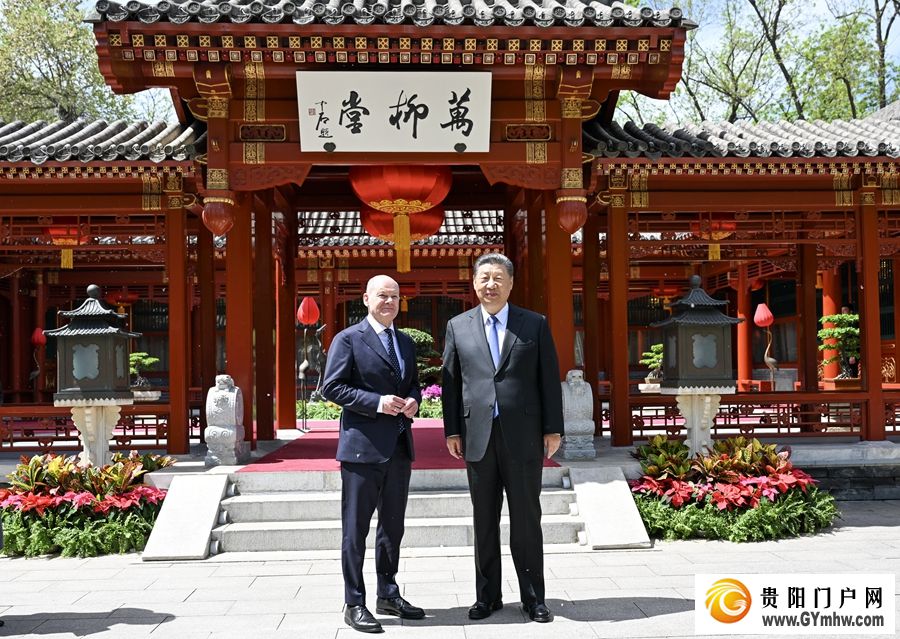 中德领导人漫步钓鱼台(图1) 中德领导人漫步钓鱼台(图1)