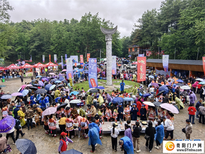 贵州六盘水:欢度四月八“跳花节”(图3) 贵州六盘水:欢度四月八“跳花节”(图3)