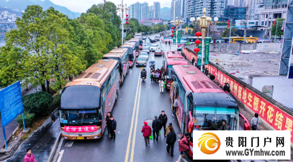 沿河:“返岗直通车”温暖外出务工人员心(图2) 沿河:“返岗直通车”温暖外出务工人员心(图2)