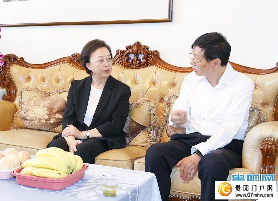 郑莉看望慰问老同志(图2)